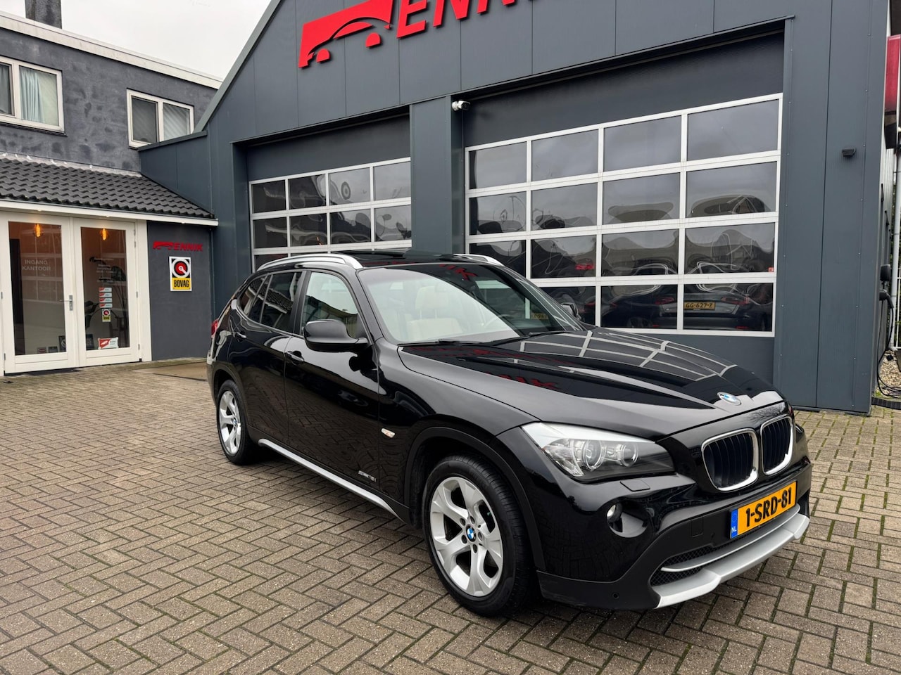BMW X1 - SDrive18i Executive / Pano / Leder / Cruise / Trekhaak / Zeer nette Auto. - AutoWereld.nl
