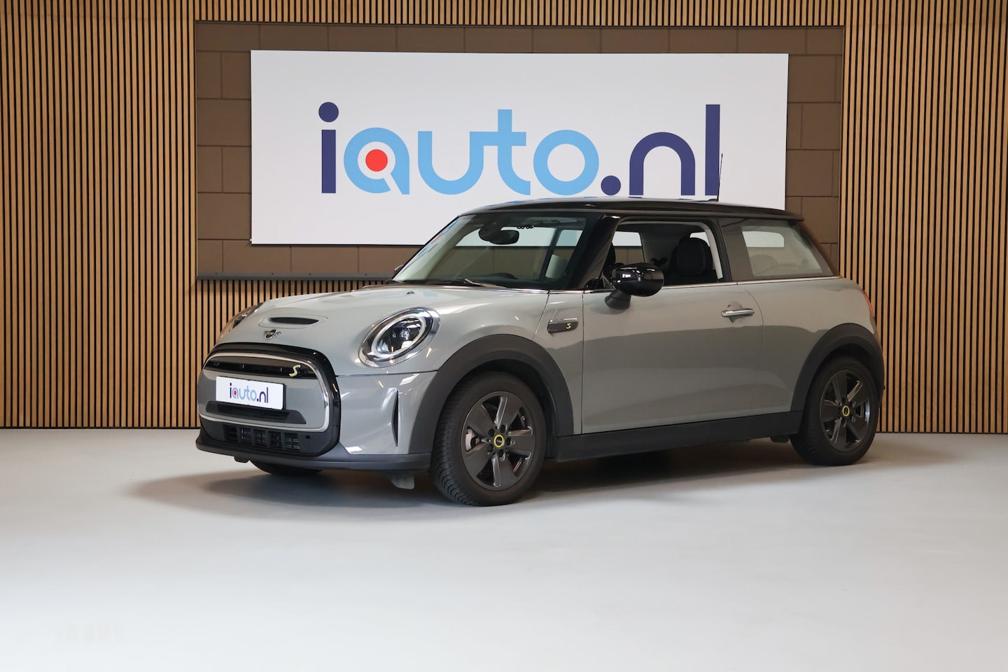 MINI Mini-Electric - Cooper SE 33 kWh LED/Navi Plus/Apple CarPlay/Sfeer/DAB/16" - AutoWereld.nl