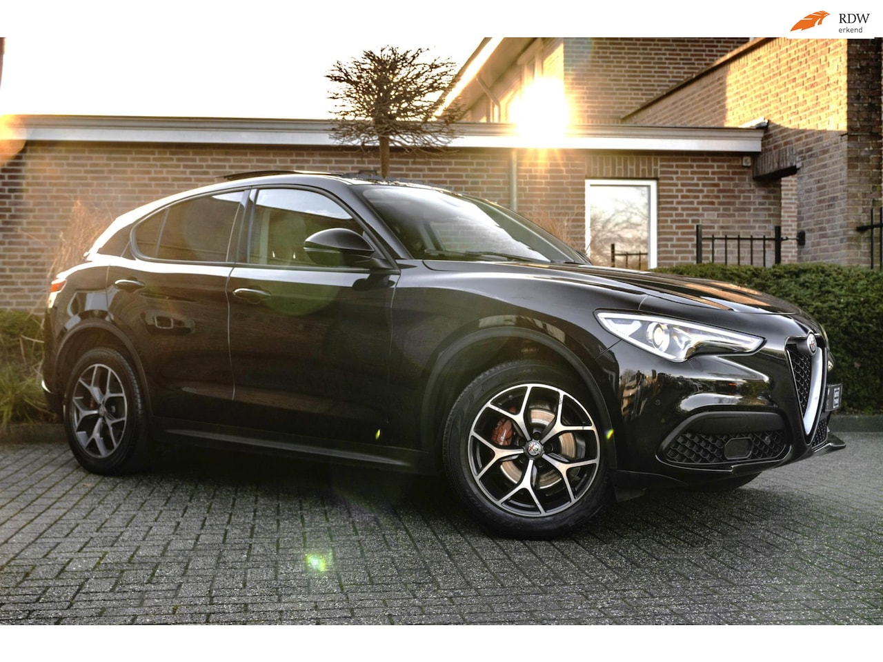 Alfa Romeo Stelvio - 2.0 T AWD B-Tech Q4 200 PK Pano Adaptive Leder Camera 19'' - AutoWereld.nl