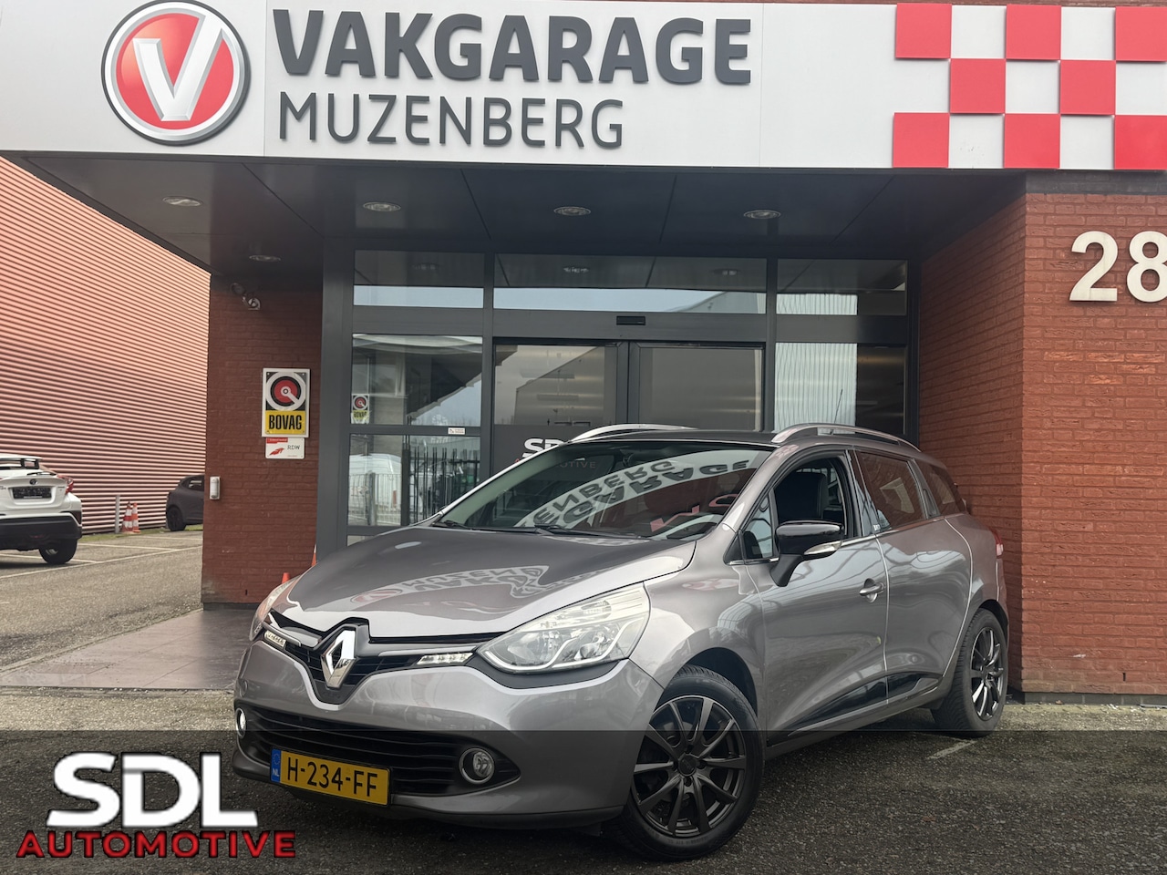 Renault Clio Estate - 0.9 TCe Limited // NAVI // CRUISE CONTROL // AIRCO // PARKEERSENSOREN // TREKHAAK // - AutoWereld.nl