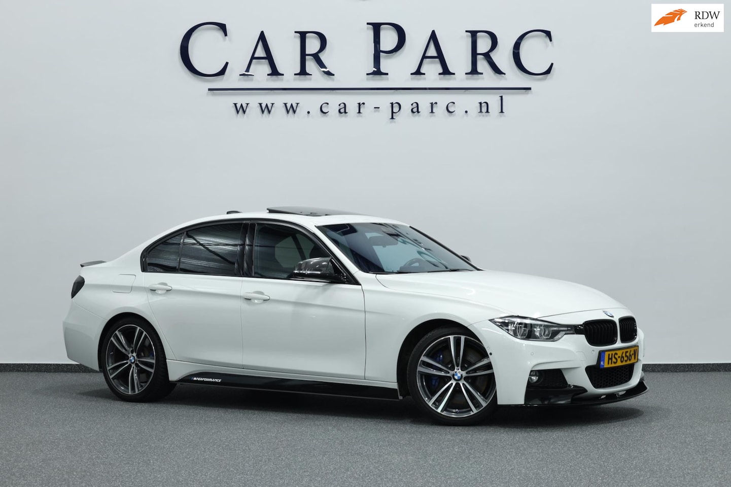 BMW 3-serie - 330i M Sport M-PERFORMANCE/LED/HUD/LEER+S.VERWARMING/LMV/360 CAM/CRUISE/ECC/12 MND GARANTI - AutoWereld.nl