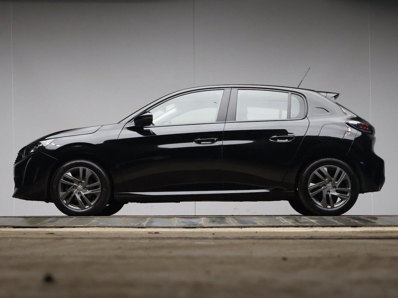 Peugeot 208 - 1.2 PureTech Allure Sport (APPLE CARPLAY,NAVI,PDC,CRUISE,LED,ELEKTRISCH PAKKET,SPORTSTOELE - AutoWereld.nl