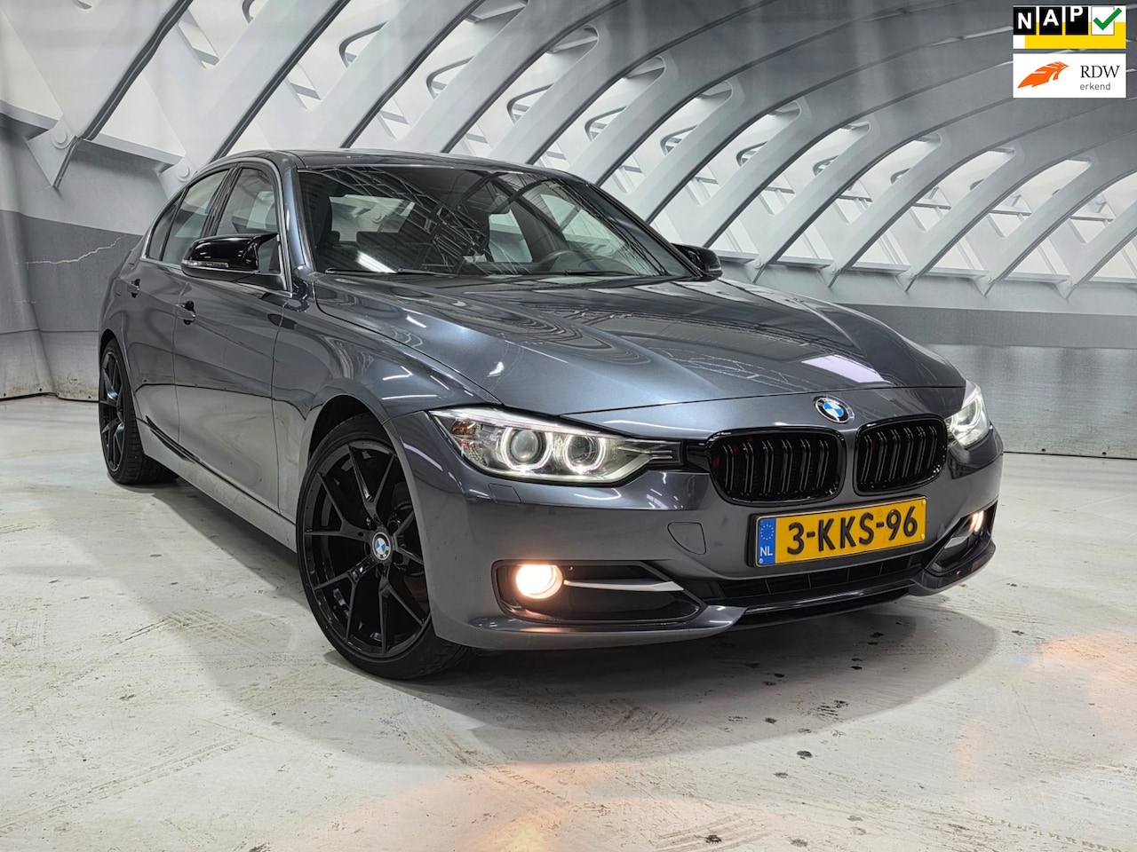 BMW 3-serie - 320i High Executive m sport/ leer /zwarte hemel/ nieuwe ketting - AutoWereld.nl