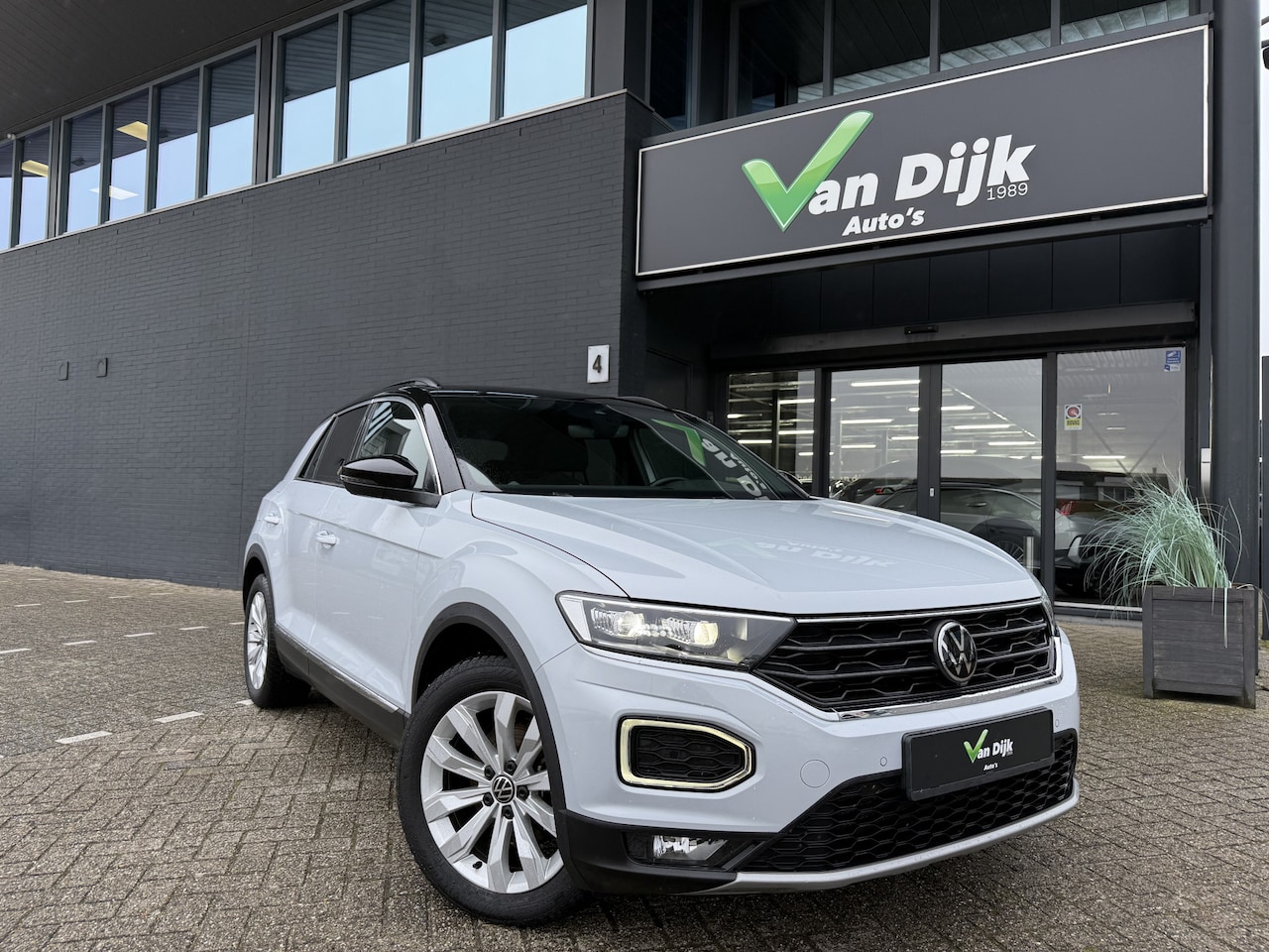 Volkswagen T-Roc - 1.5 TSI Sport Panodak Navi Camera El.Klep Trekhaak - AutoWereld.nl