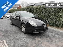 Alfa Romeo Giulietta - 1.4 T Distinctive | Autom. Airco | Cruise Control | LMV | PDC | Trekhaak | Stoelverwarming