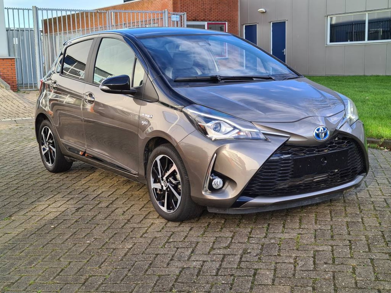 Toyota Yaris - TOYOTA HYBRID 1,5 Full Hybride CVT aut 5drs Dynamic Bi-Tone - AutoWereld.nl