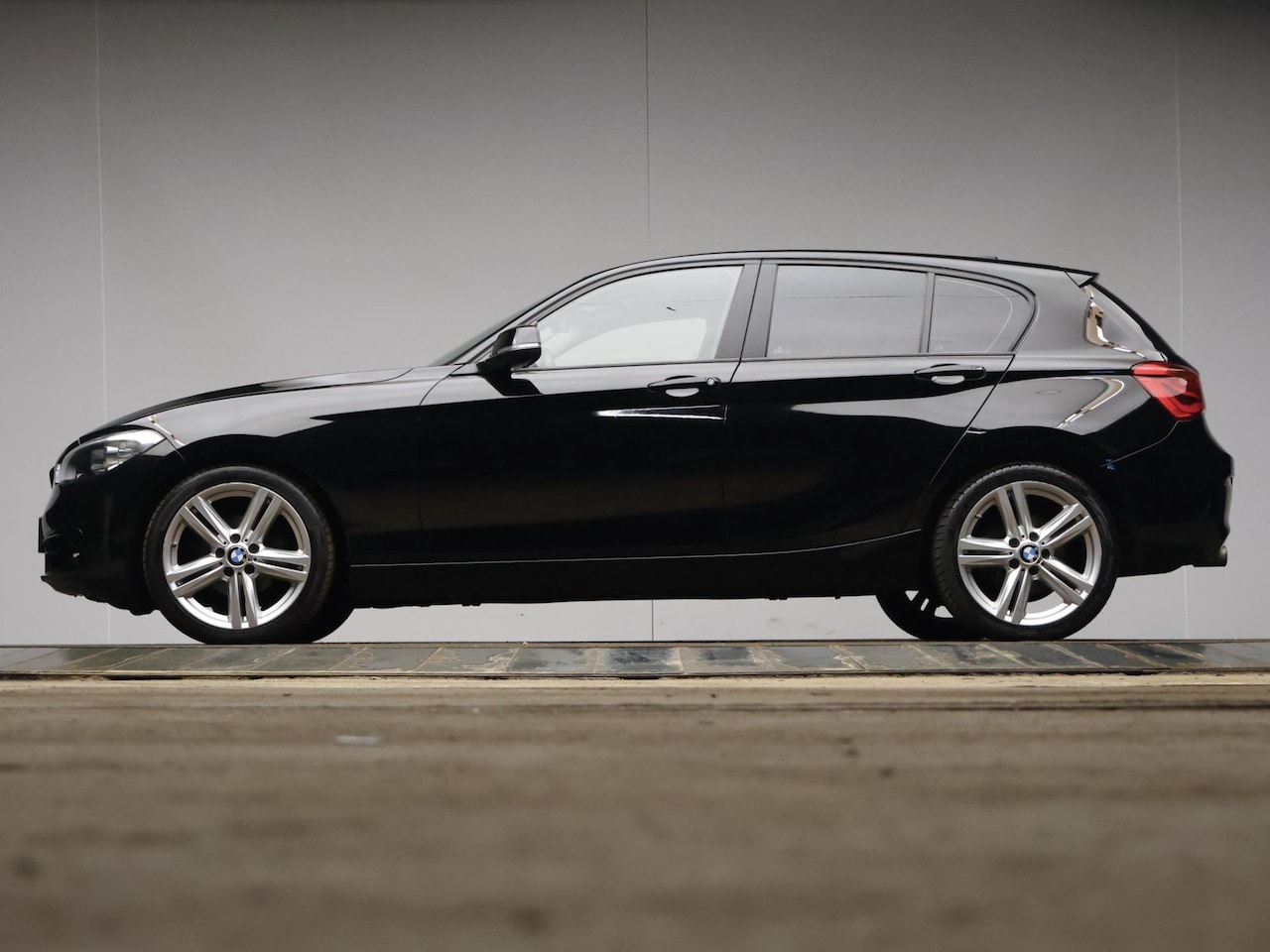 BMW 1-serie - 118i Centennial High Executive Sport (NAVI,PDC,CLIMATE,CRUISE,STOELVERWARMING,GETINT,SPORT - AutoWereld.nl