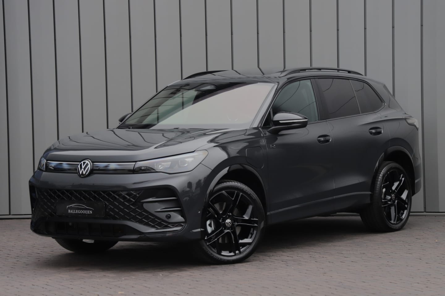 Volkswagen Tiguan - 1.5 eHybrid R-Line Edition | 272PK | Massage | Adapt. onderstel | Pano | Sfeerverlichting - AutoWereld.nl