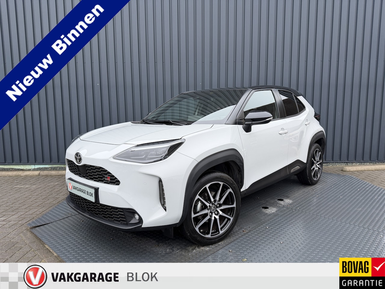 Toyota Yaris Cross - 1.5 Hybrid GR Sport / Bi tone | Pano dak | JBL | Elektrische achterklep | Rijklaar!!! - AutoWereld.nl