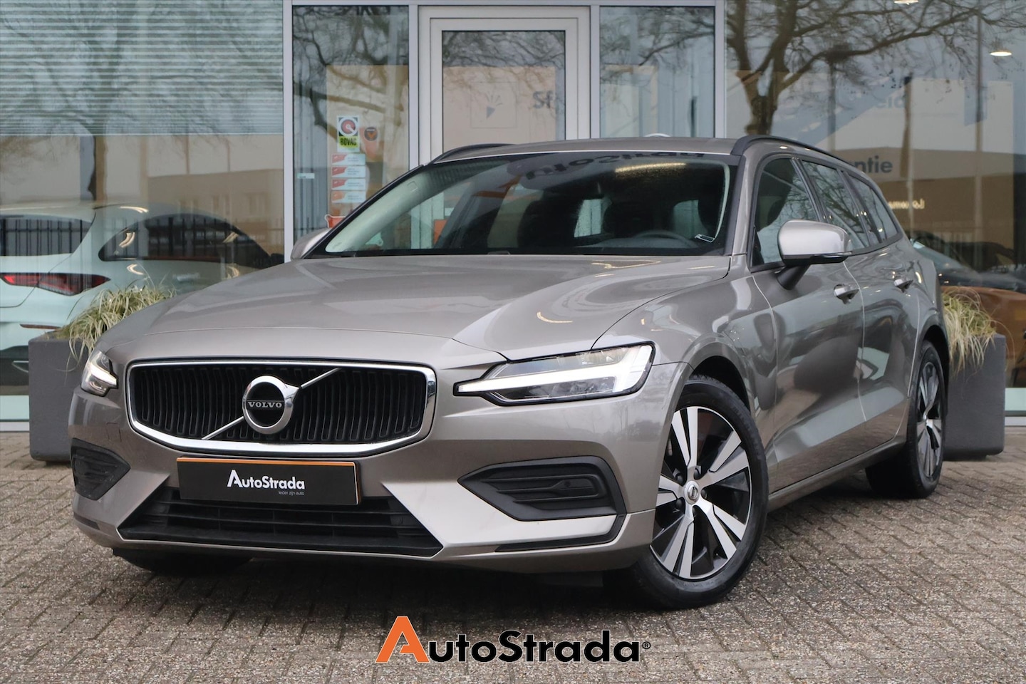 Volvo V60 - B3 Momentum Advantage 163pk | Camera | Cruise | Navigatie | Climate | LED | Virtual | - AutoWereld.nl
