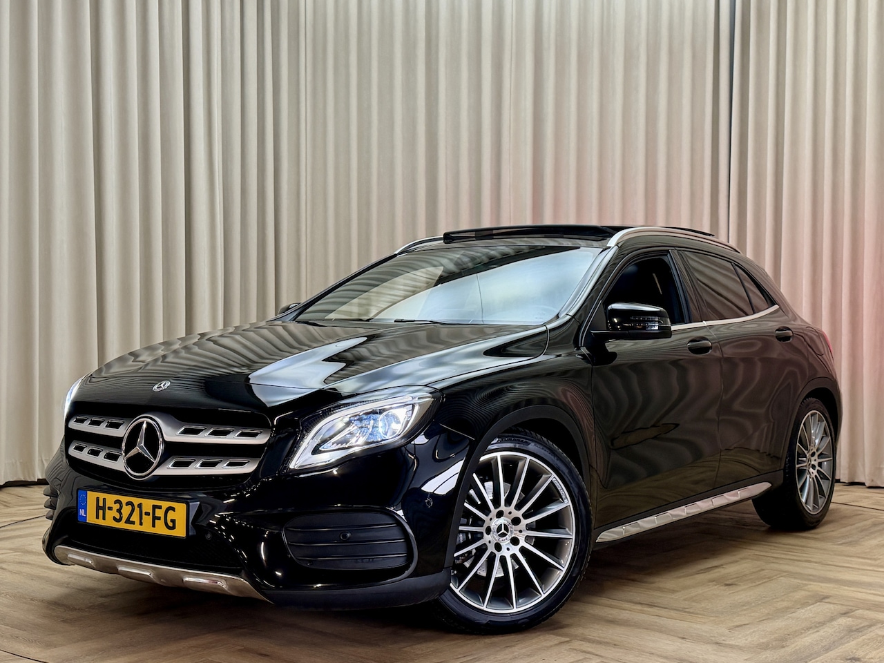 Mercedes-Benz GLA-Klasse - 250 4Matic *AMG* Panoramadak / Leder/Alcantara / Stoelverwarming / Camera / LED / Afn. Tre - AutoWereld.nl