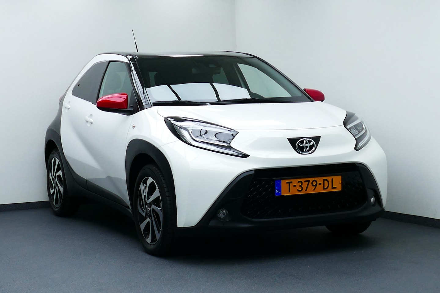 Toyota Aygo X - 1.0 VVT-i S-CVT Pulse 1-Eig 9300km. Bi Tone, Camera, Leer, Clima, Adap Cruise, 17"LMV - AutoWereld.nl