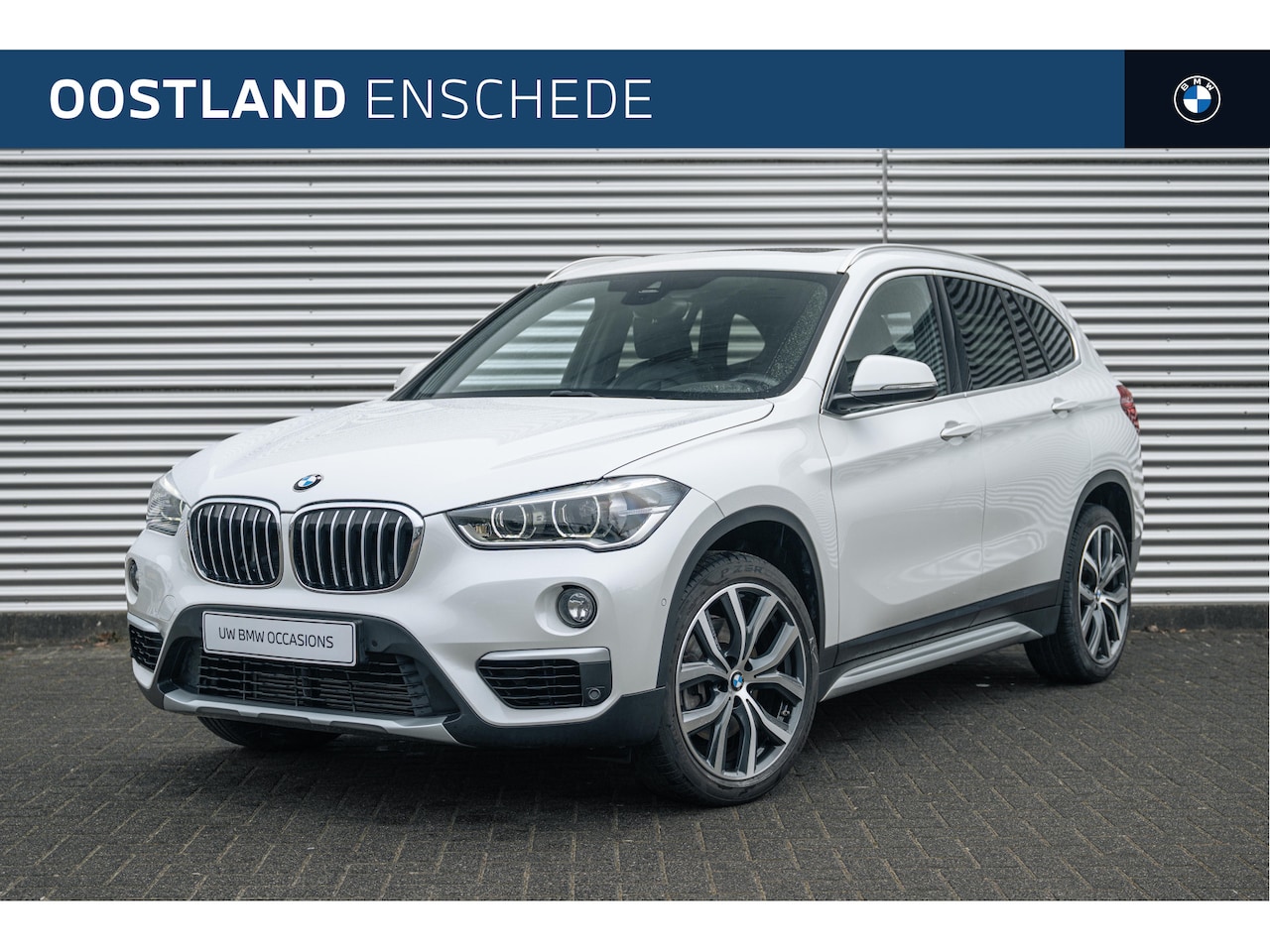 BMW X1 - sDrive20i High Executive xLine Automaat / Panoramadak / Trekhaak / Sportstoelen / Achterui - AutoWereld.nl