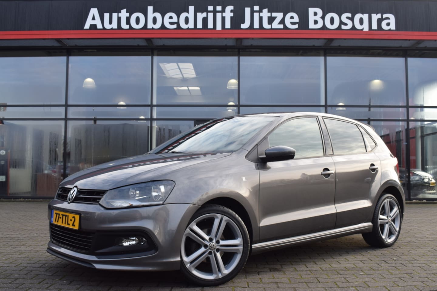 Volkswagen Polo - 1.2 TSI Highline R-Line ECC | Full Map Navi | Sportstoelen | 17 Inch LMV | Telefonie - AutoWereld.nl