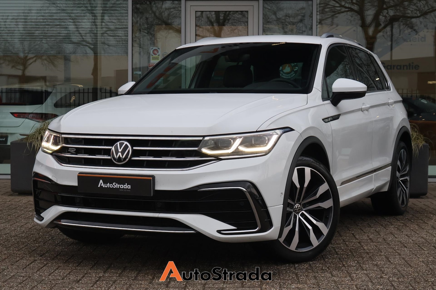 Volkswagen Tiguan - 1.5 R-Line TSI 150pk DSG | ACC | Climate | Stoelverwarming | Dodehoek | Keyless | IQ-LED - AutoWereld.nl