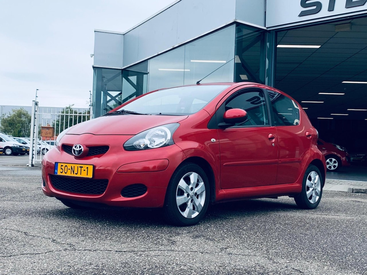 Toyota Aygo - 1.0-12V Aspiration Red 1.0-12V Aspiration Red, Airco, 5 Deurs, NAP, Nieuw APK - AutoWereld.nl