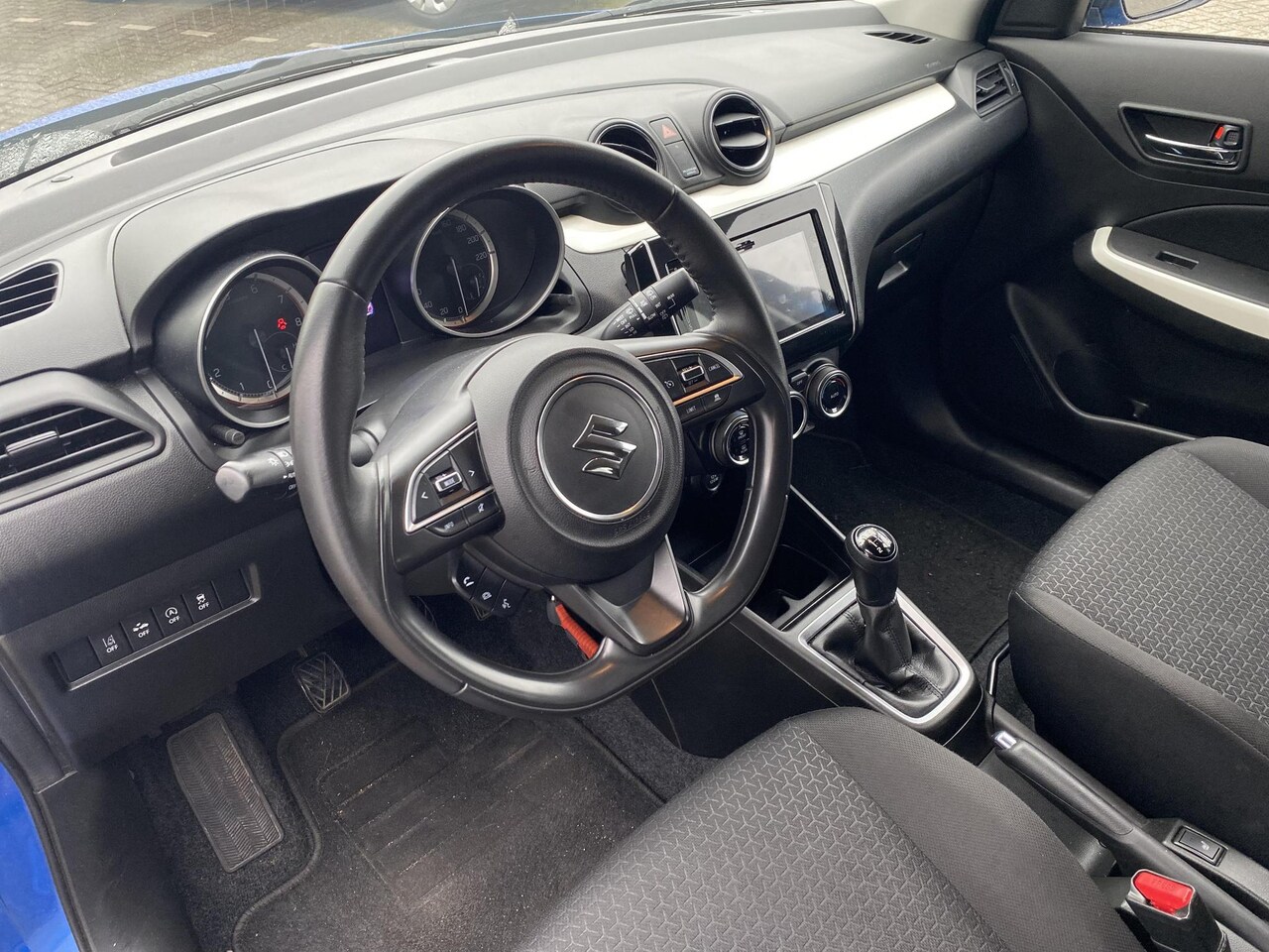 Suzuki Swift - 1.2 Stijl Smart Hybrid | GEEN AFLEVERKOSTEN | Sport-Line pakket | Apple Carplay & Android - AutoWereld.nl