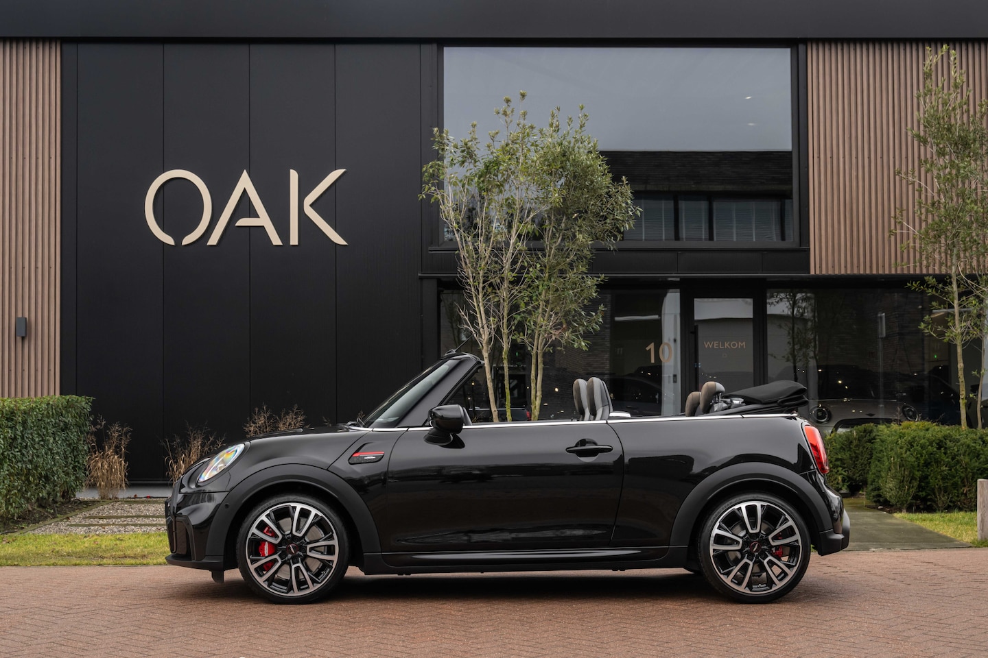 MINI Cabrio - 2.0 John Cooper Works F1 Aut. | Navi | Schaalstoelen | H&K | Head-Up | Camera | 18"LM | Mi - AutoWereld.nl