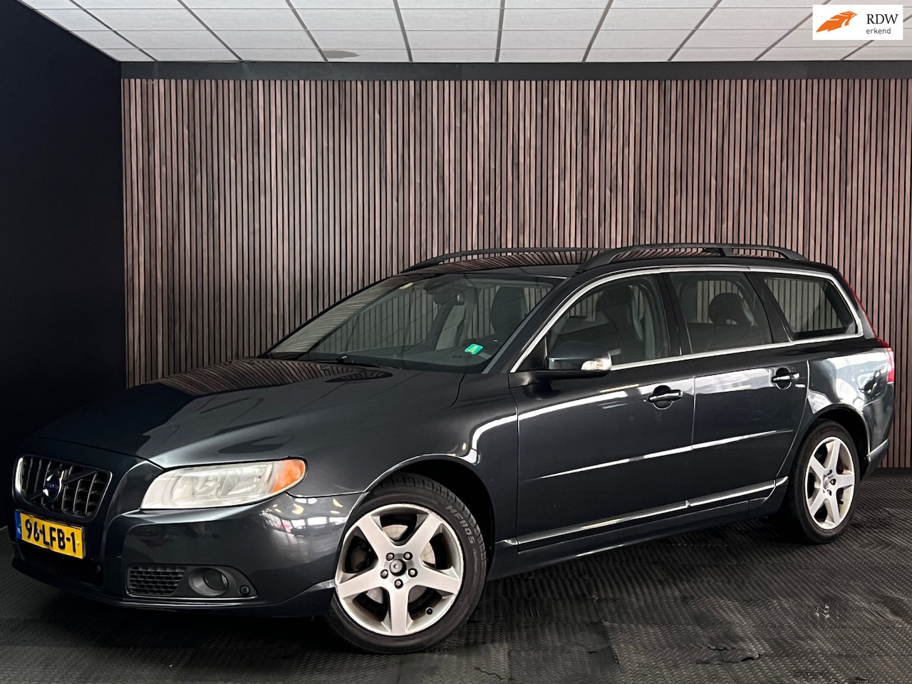 Volvo V70 - 2.4D 5 CILINDER AUTOMAAT/LEDEREN BEKLEDING/AIRCONDITIONING/STOELVERWARMING/CRUISE CONTROL/ - AutoWereld.nl
