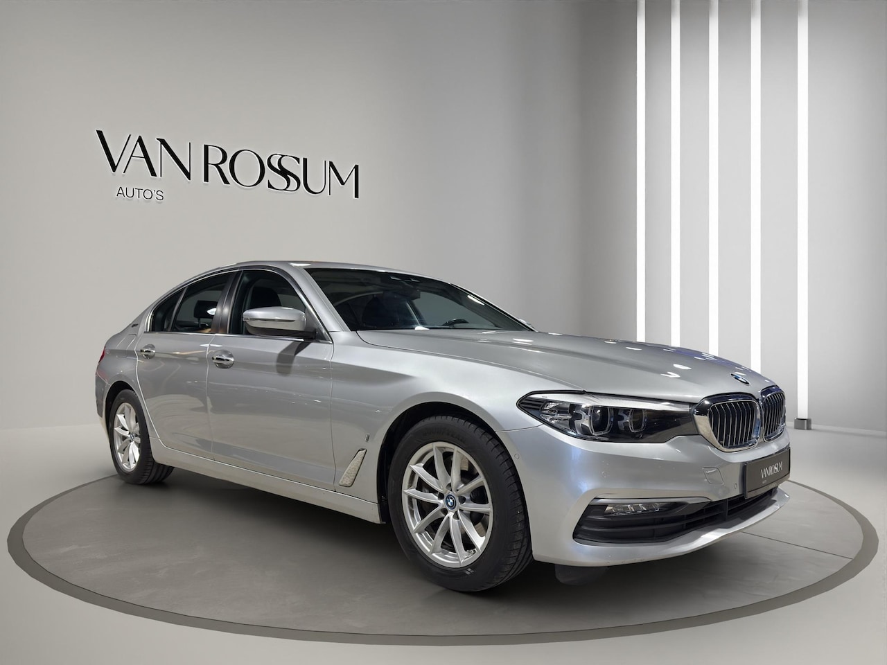 BMW 5-serie - 530e iPerformance eDrive Edition | Leder | Schuif-/Kanteldak | Camera | Sfeerverl | - AutoWereld.nl