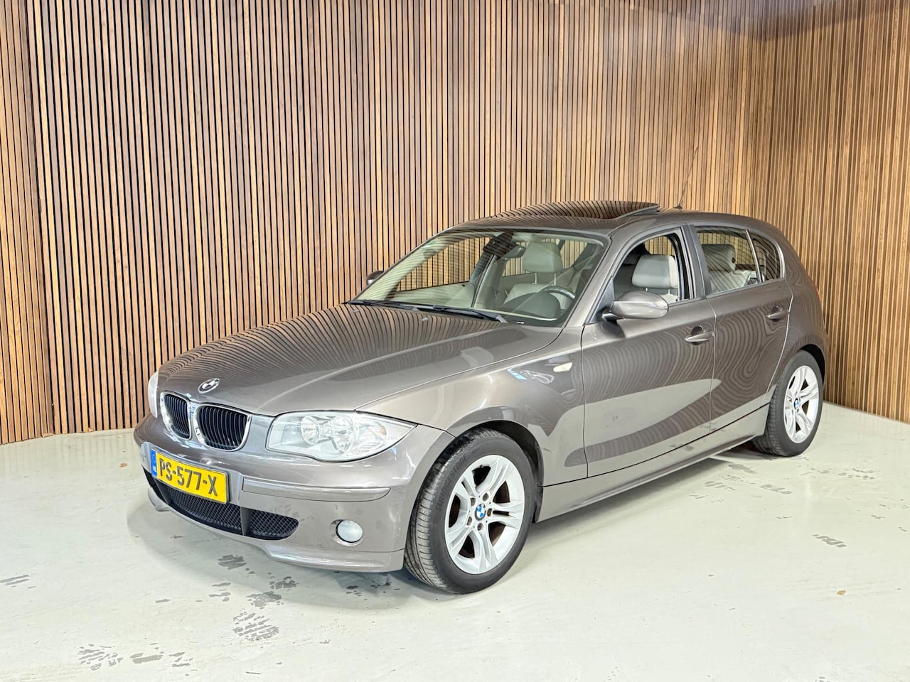 BMW 1-serie - 118i Business Line - Aut- leer - AutoWereld.nl