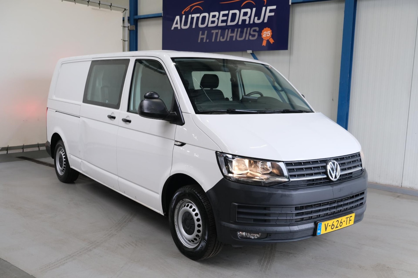 Volkswagen Transporter - 2.0 TDI L2H1 150PK DC Business Comfortline - Airco, Cruise, PDC, Trekhaak. - AutoWereld.nl