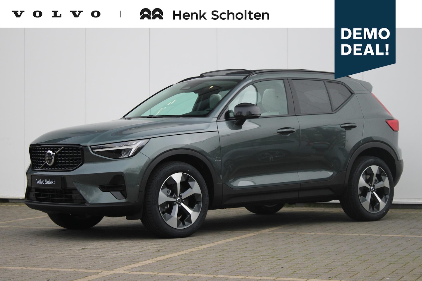 Volvo XC40 - B4 Plus Dark | Visual Park Assist (incl. 360º view) | Schuif-/Kanteldak | Lichtmetalen Vel - AutoWereld.nl
