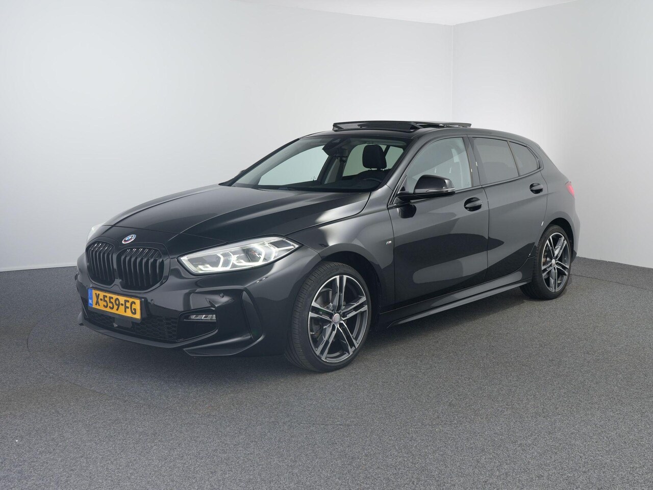 BMW 1-serie - 118i Corporate High Executive | M sport | 18inch | Pano | Black | - AutoWereld.nl
