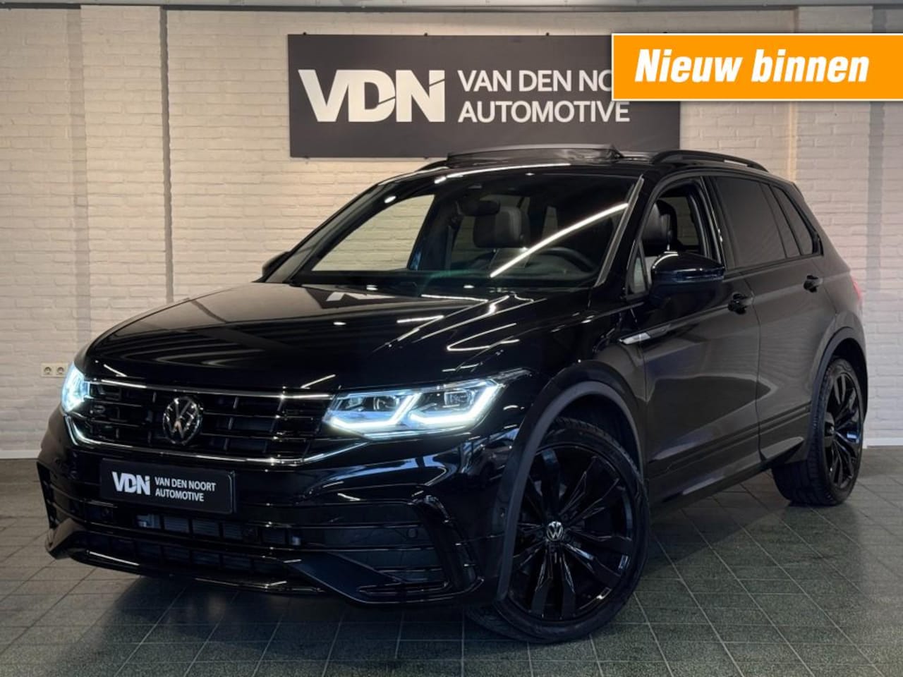 Volkswagen Tiguan - 1.5 TSI R-Line Business Black Edition Pano Trekhaak HUD 20'' - AutoWereld.nl