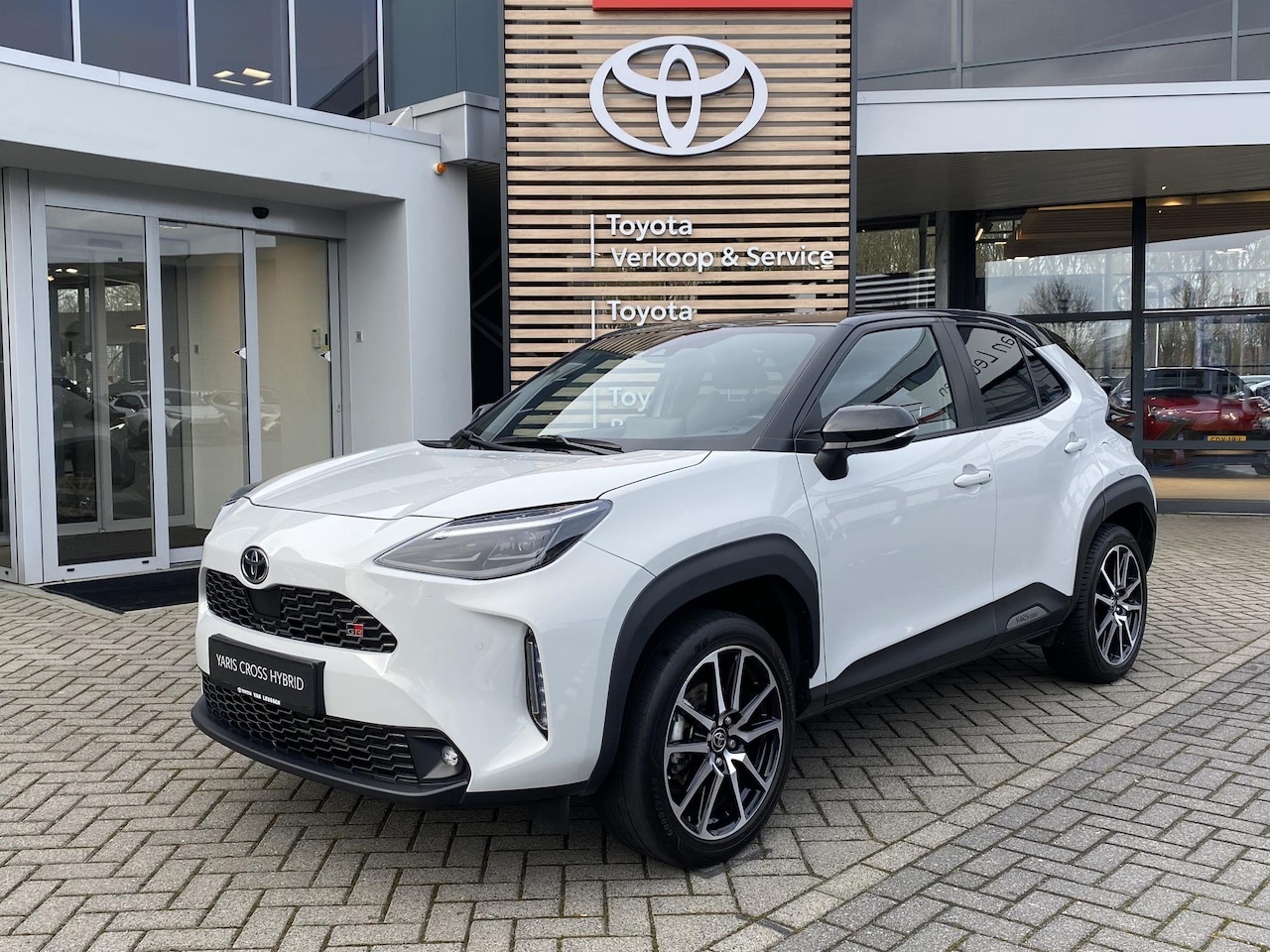 Toyota Yaris Cross - 1.5 Hybrid GR Sport PANODAK STOELVERW HEAD-UP BLINDSPOT PARK-SENSOREN AD-CRUISE APPLE/ANDR - AutoWereld.nl