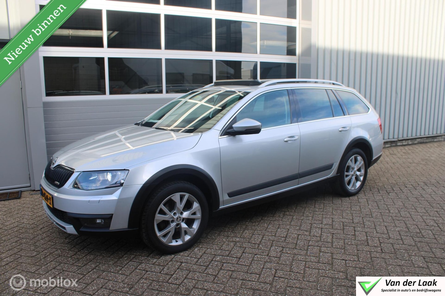 Skoda Octavia Combi - 2.0 TDI Scout 4X4 | Panoramadak | Stoelverwarming | Trekhaak - AutoWereld.nl