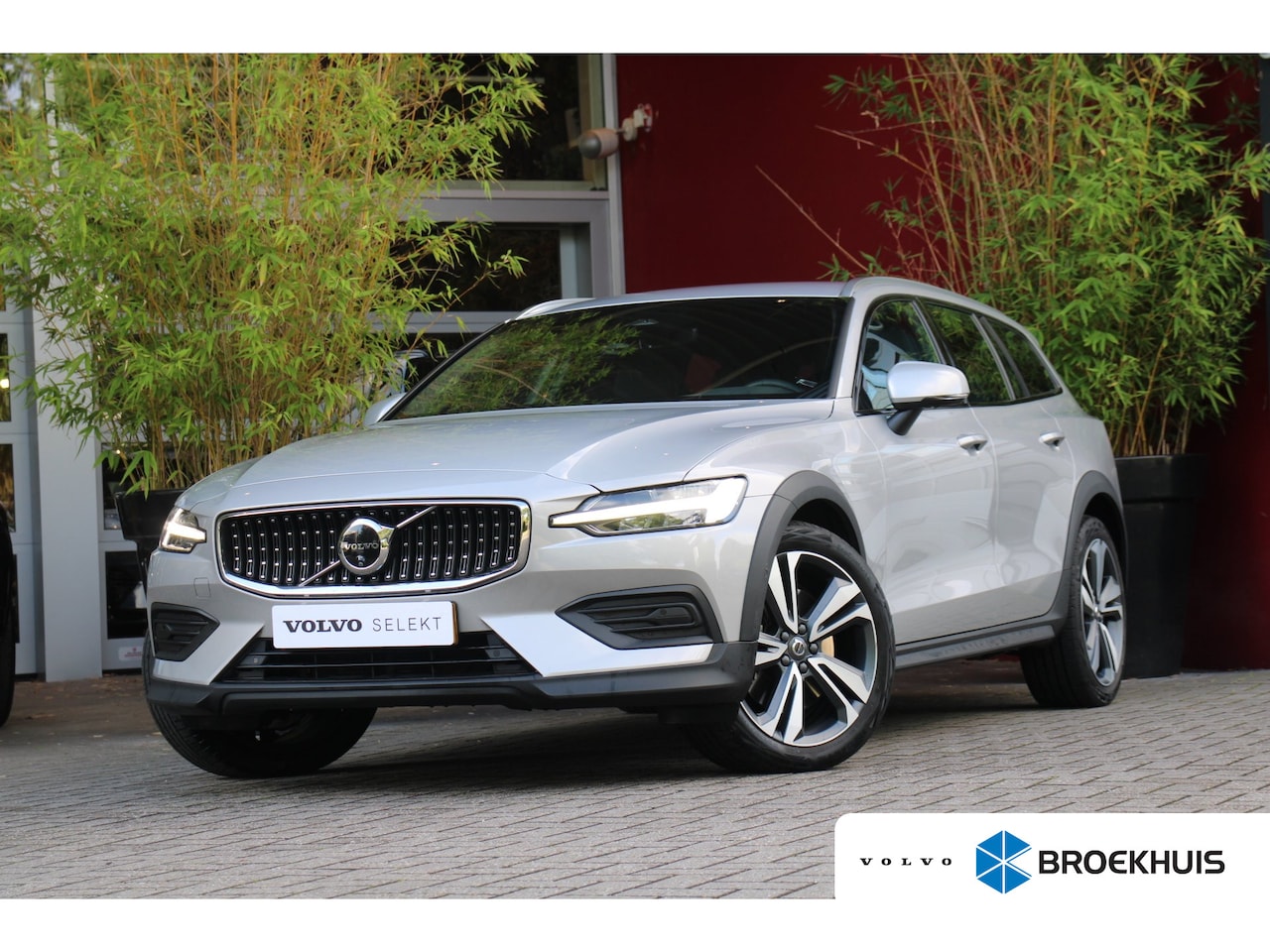 Volvo V60 Cross Country - 2.0 B5 AWD Plus | 360 Camera | Pilot Assist | Stuur/stoelverwarming | Memory Seats - AutoWereld.nl