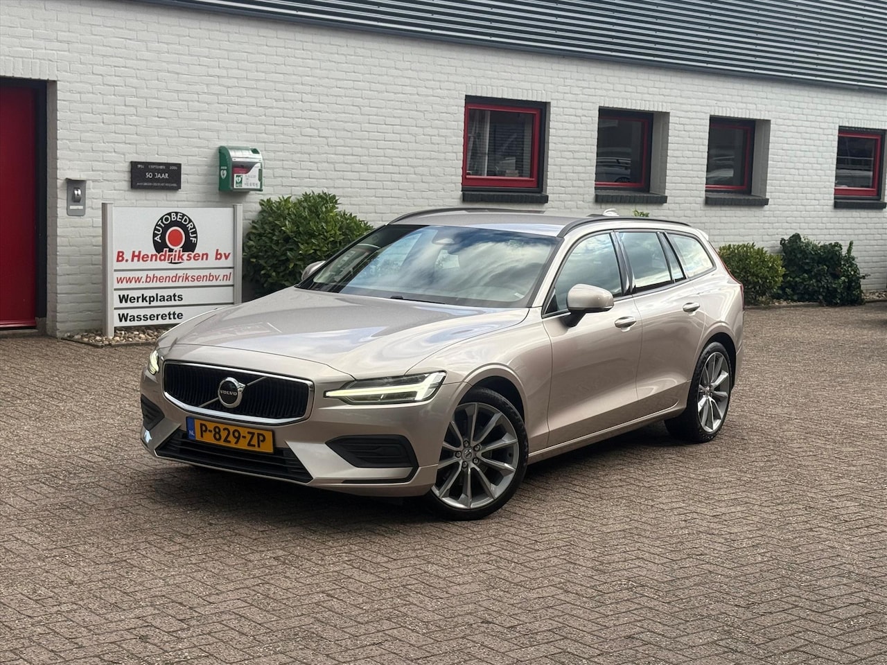 Volvo V60 - B3 163pk Mild Hybrid Aut Essential/ Navigatie/ 19 Inch velgen/ Apple Carplay/ DAB/ Camera - AutoWereld.nl