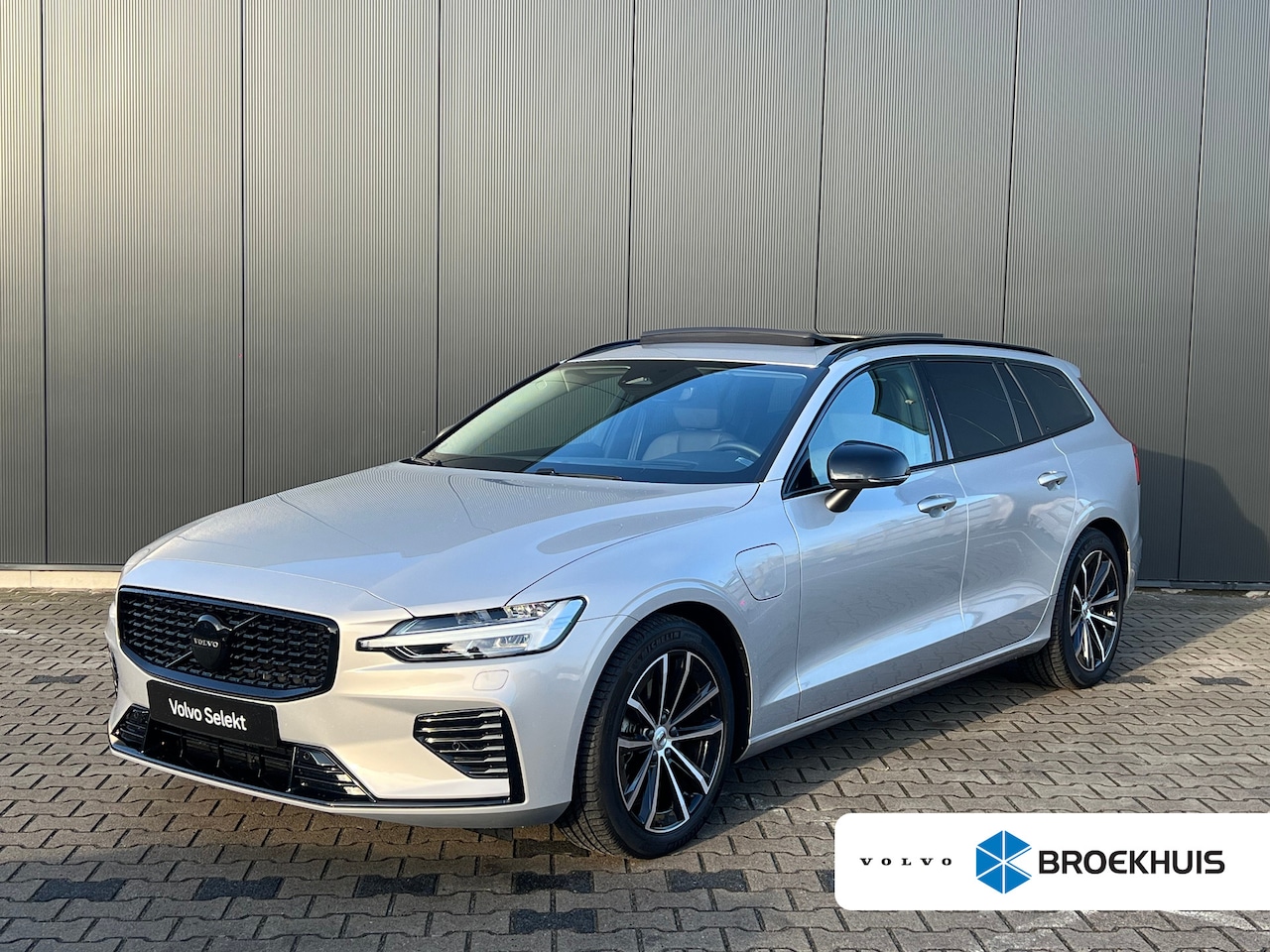 Volvo V60 - T6 Plug-in hybrid AWD Ultra Dark | Panoramadak | Head-up Display | Harman Kardon | Leder | - AutoWereld.nl