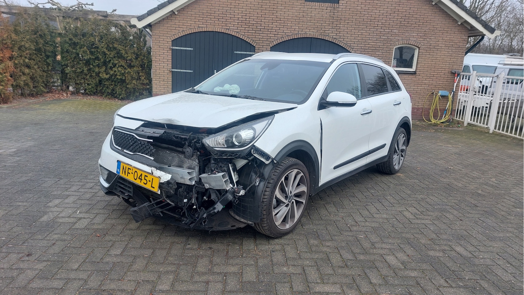Kia Niro - 1.6 GDi Hybrid ExecutiveLine CLIMA/NAVI/AUTOMAAT BJ 2017 - AutoWereld.nl