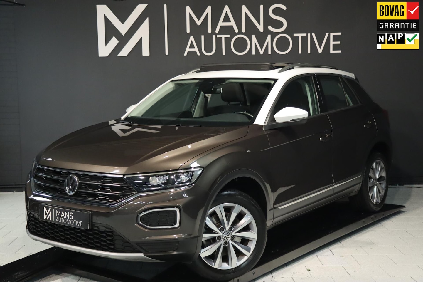Volkswagen T-Roc - 1.5 TSI / PANODAK / ACC / CAMERA / CARPLAY / STUUR+STOELVERW - AutoWereld.nl