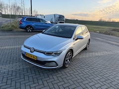 Volkswagen Golf - 1.5 eTSI 150 pk Style | Climatronic | Led Koplampen | Stoelverwarming | Navigatie | Panora