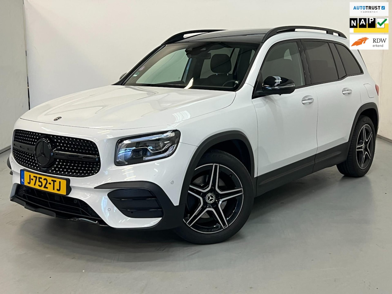 Mercedes-Benz GLB - 200 / AMG / NL-auto / Pano / Memory - AutoWereld.nl