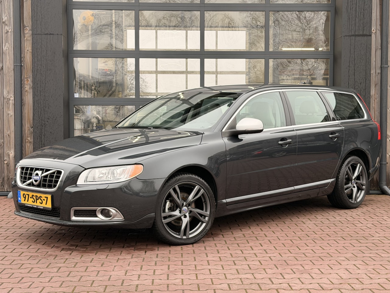 Volvo V70 - 1.6 T4 Limited Edition | Xenon | Navi | Stoelverwarming | Trekhaak | Leder | All-seasons | - AutoWereld.nl
