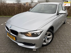 BMW 3-serie - 320i Edition Business*NEW APK*CRUISE*NAVI*PARK SENSOREN*VELGEN*ELKT-RAAM*C-D AFSTAND