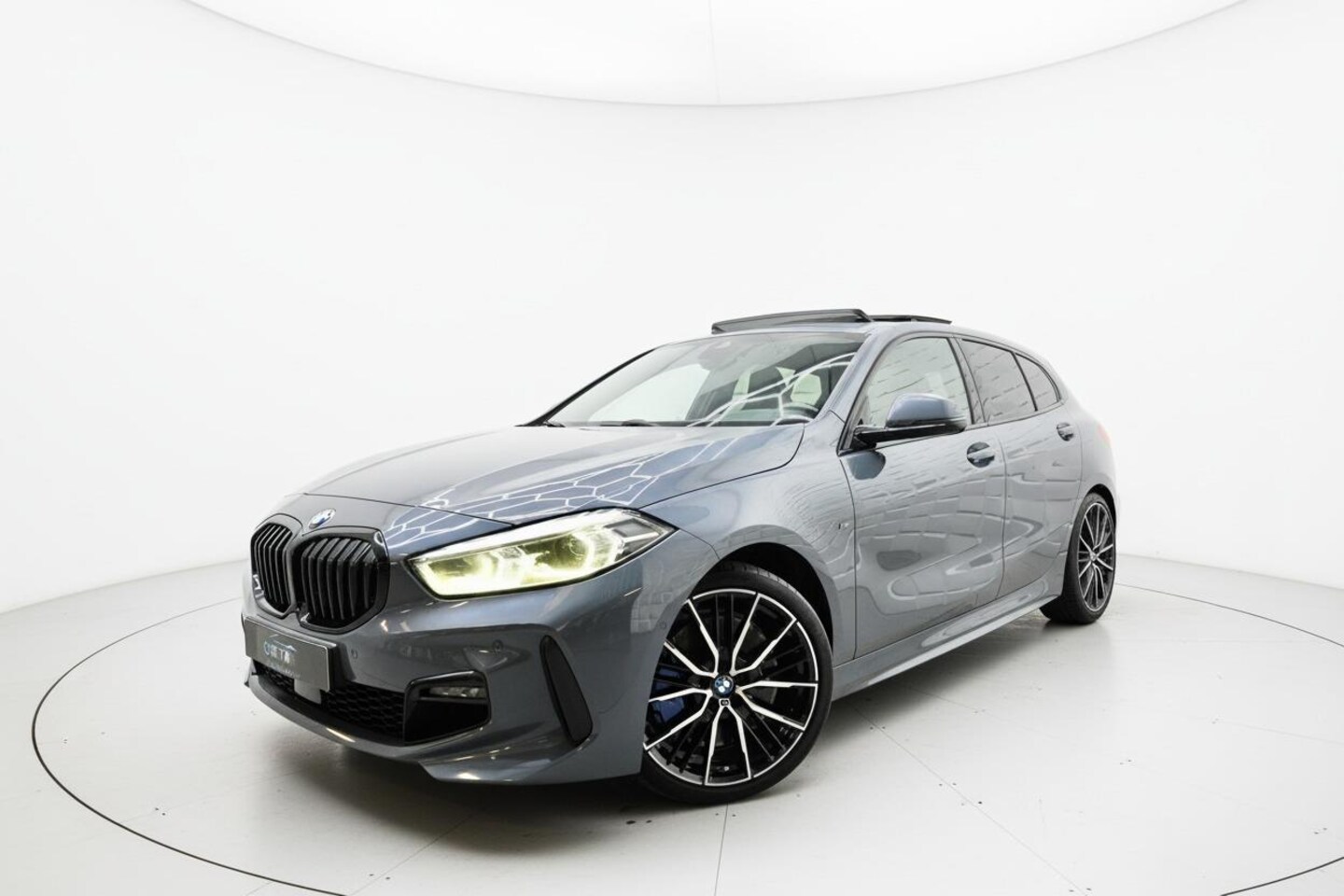 BMW 1-serie - 118i M SPORT PANO CAMERA SFEERVERLICHTING - AutoWereld.nl