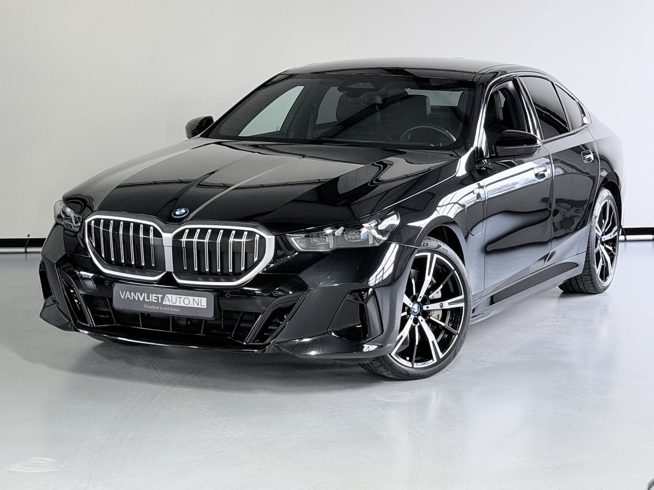 BMW 5-serie - 550e xDrive M SPORT 4 WHL besturing / Leder - AutoWereld.nl