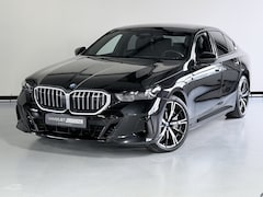 BMW 5-serie - 550e xDrive M SPORT 4 WHL besturing / Leder