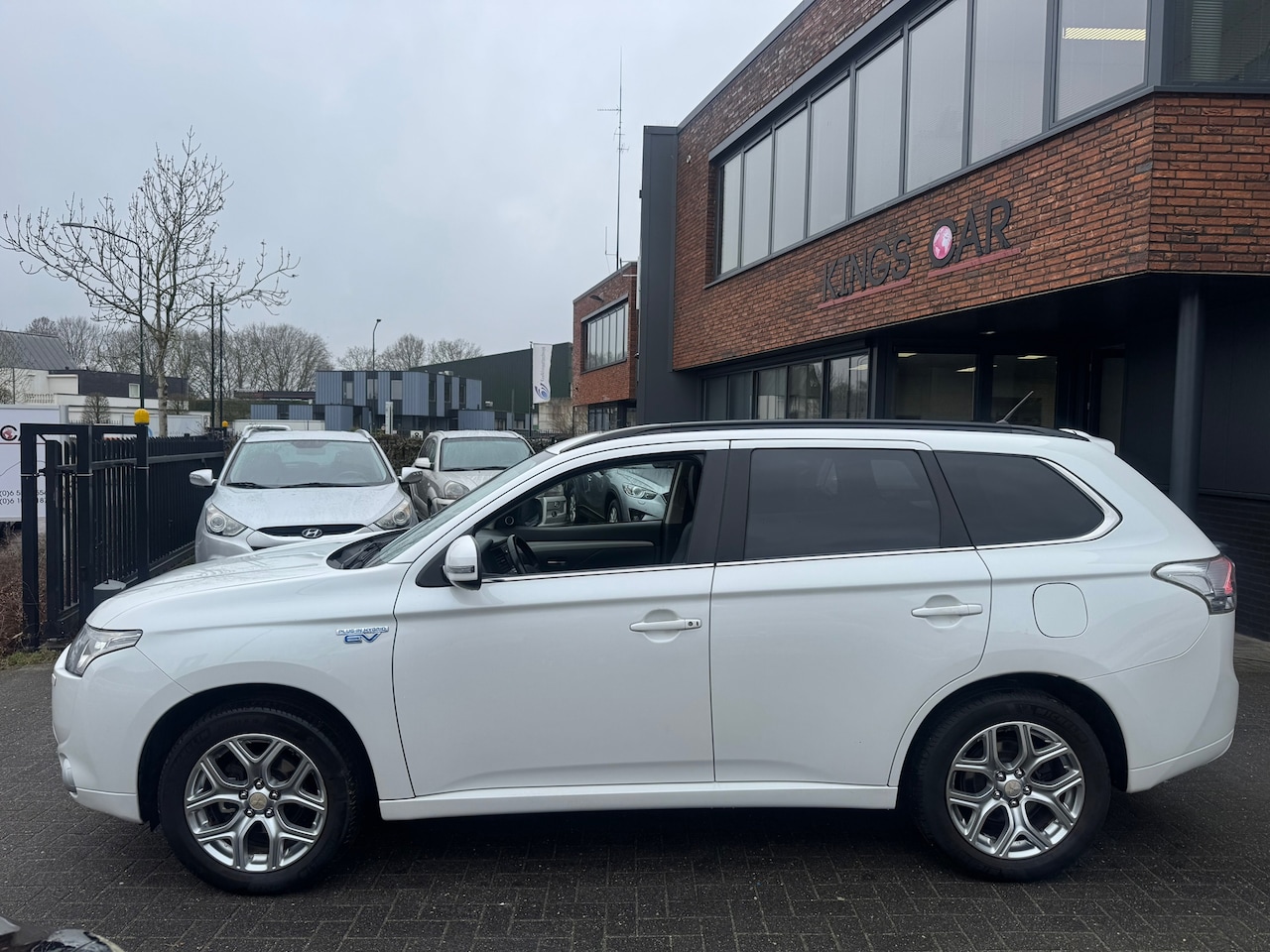 Mitsubishi Outlander - 2.0 PHEV Instyle SCHUIFDAK LEDER TREKHAAK CAMERA ORIG NL NAP - AutoWereld.nl