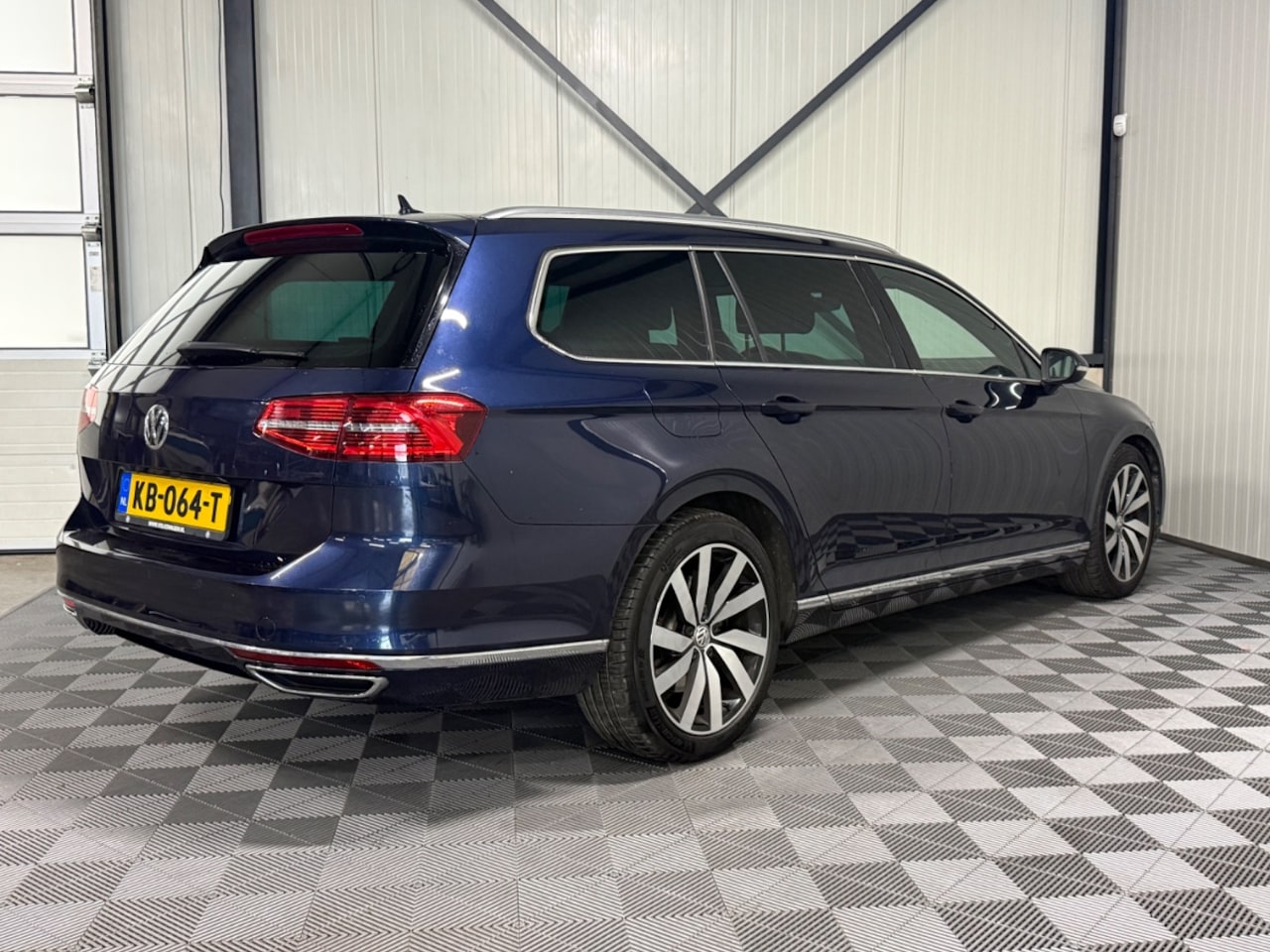 Volkswagen Passat Variant - 2.0 BiTDI DSG | 4Motion Highline R-Line | Leer | Navi | Camera | Virtual - AutoWereld.nl