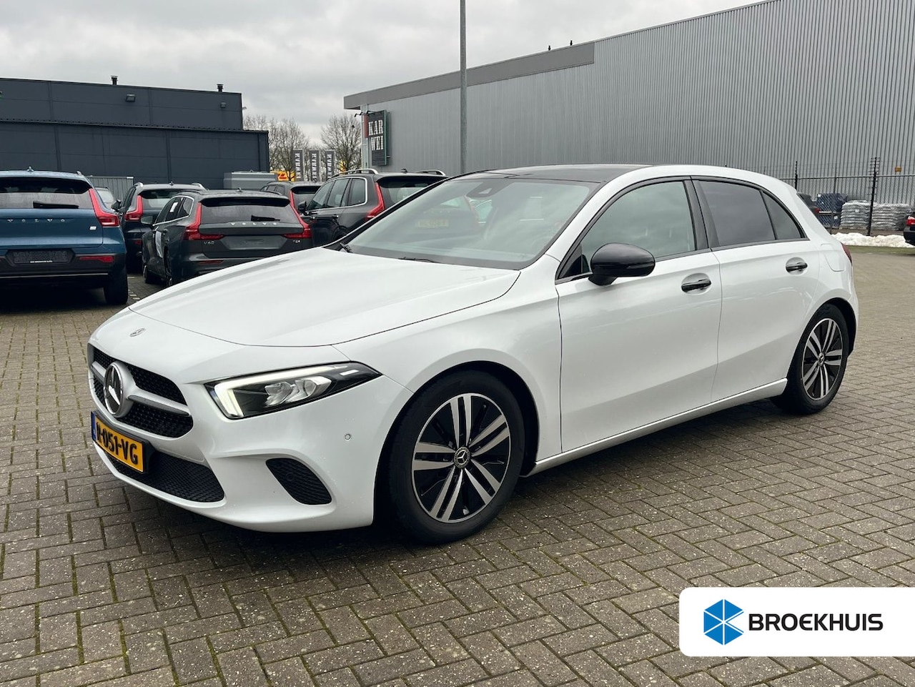 Mercedes-Benz A-klasse - 180 Luxury Line Panorama Dak | Alcantara Bekleding | LED | Widescreen | Camera | Navigatie - AutoWereld.nl