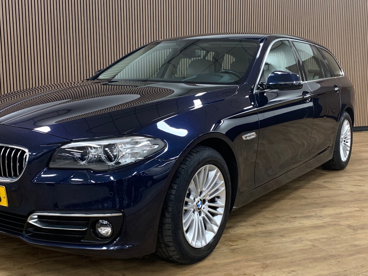 BMW 5-serie Touring - 520i Last Minute Edition|Automaat|Climate Control|Navigatie| - AutoWereld.nl