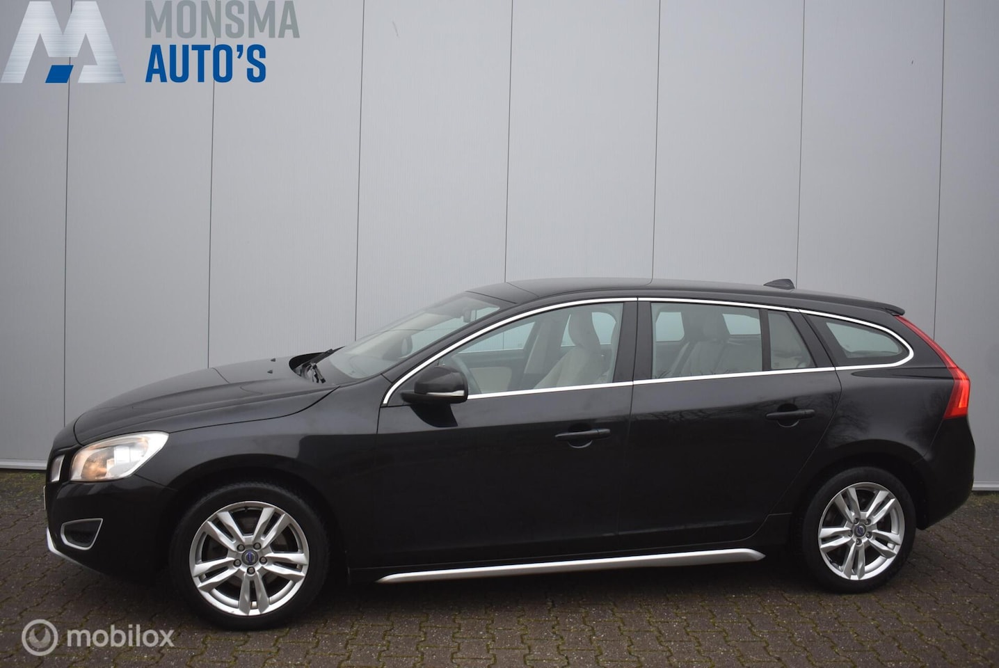 Volvo V60 - 1.6 T3 Momentum Black Sapphire ECC Cruise Trekhaak 17" LMV Nette auto! - AutoWereld.nl