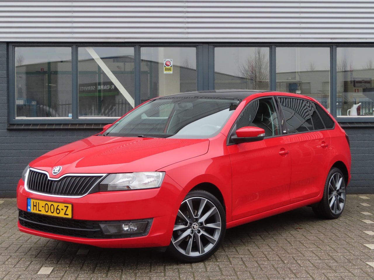Skoda Rapid Spaceback - 1.2 TSI Greentech Edition | panodak | stoelverwarming| 17 inch | parkeersensoren | navigat - AutoWereld.nl