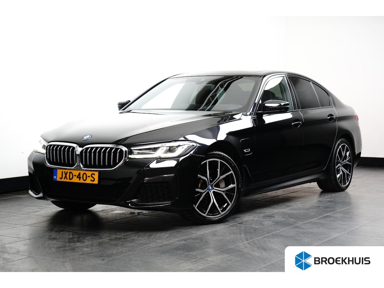 BMW 5-serie - 530e xDrive Business Edition Plus M-Sport | Schuif-/Kanteldak | Comfortzetels | H&K | Head - AutoWereld.nl